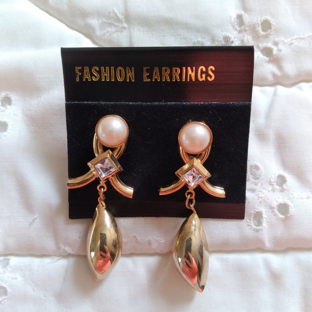 Gold pearl earrings.